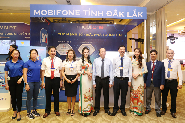 Chủ tịch UBND tỉnh Phạm Ngọc Nghị tham quan các gian hàng giới thiệu sản phẩm về ứng dụng công nghệ thông tin, chuyển đổi số 